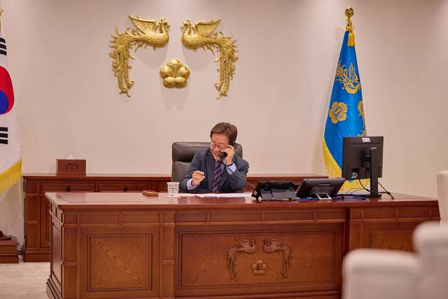 이재명 대통령이 12일 서울 용산 대통령실 청사 집무실에서 앤서니 앨버니지 호주 총리와 전화 통화를 하고 있다. 연합뉴스