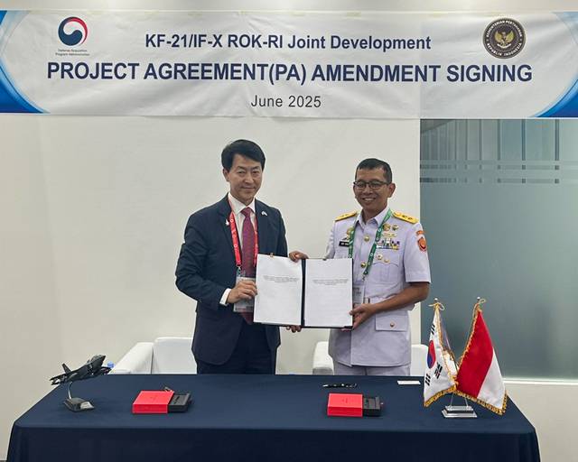 노지만(왼쪽) 방위사업청 한국형전투기사업단장과 스리얀토 인도네시아 국방부 예비전력총국장이 ‘공동개발 기본합의서(Project Agreement) 개정안’에 서명한 뒤  기념촬영 하고 있다. 방위사업청 제공