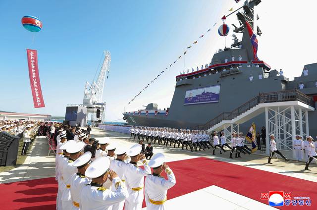 북한이 지난달 21일 진수식 도중 넘어져 좌초한 신형 5천t급 구축함을 수리해 진수식을 했다. 조선중앙통신은 13일 “조선인민군해군 구축함 진수기념식이 6월 12일에 라진조선소에서 진행됐다”고 보도했다. 노동당 중앙군사위원회의 명령에 따라 이 함정의 함급은 지난 4월 진수한 ‘최현급’이라고 밝혀 5천t급 구축함임을 확인했고 함명은 ‘강건호’로 명명됐다. 조선중앙통신 캡처/연합뉴스