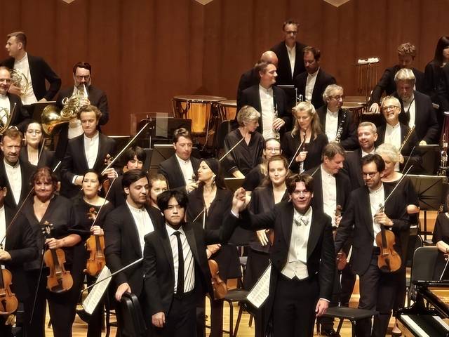 지난 11일 저녁 서울 서초구 예술의전당에서 열린 ‘클라우스 메켈레 & 파리 오케스트라’ 내한공연에서 피아니스트 임윤찬이 협연자로 나서 라흐마니노프의 피아노 협주곡 4번을 연주했다. 연주가 끝나고 지휘자 메켈레와 임윤찬이 손을 맞잡고 관객 박수에 화답하고 있다. 이민경 기자.