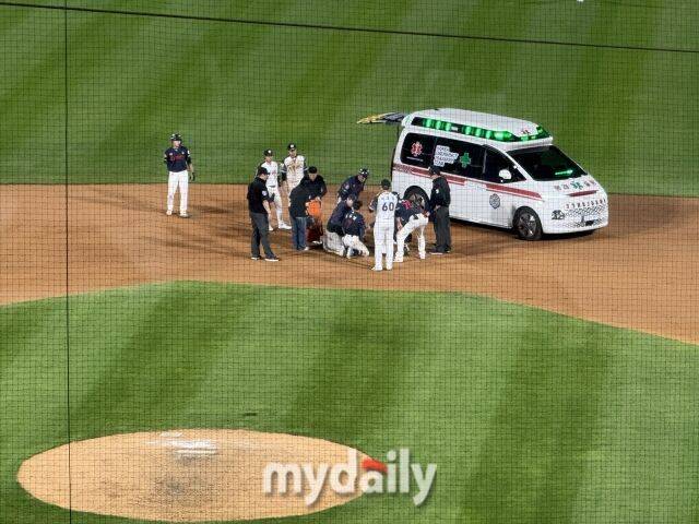 앰뷸런스를 통해 병원으로 이송된 롯데 자이언츠 장두성./수원 = 박승환 기자