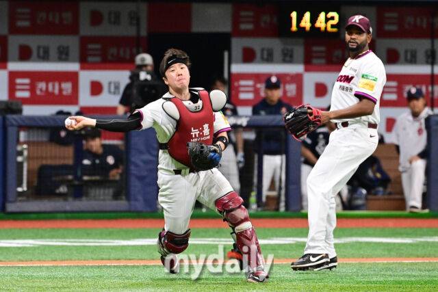 1일 오후 서울 고척스카이돔에서 진행된 '2025 프로야구 KBO리그' 두산-키움의 경기. 키움 김재현 포수가 3회초 무사 김준상의 기습 번트 안타를 잡아 1루로 송구하고 있다./마이데일리