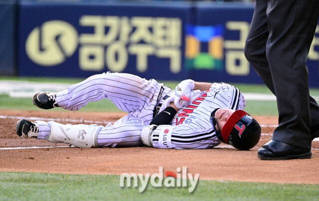 2025년 6월 12일 오후 서울 잠실구장에서 '2025 신한 SOL뱅크 KBO 리그' SSG 랜더스와 LG 트윈스의 경기가 열렸다.LG 구본혁이 2회말 선두타자로 나와 SSG 선발투수 전영준의 투구에 맞고 고통을 호소하고 있다./마이데일리