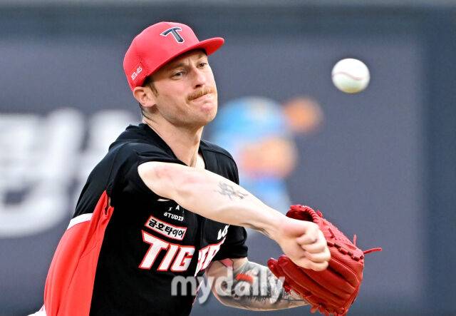 21일 오후 경기도 수원시 조원동 수원kt위즈파크에서 진행된 '2025 프로야구 KBO리그' kt위즈와 KIA타이거즈의 경기. 기아 선발투수 올러가 역투하고 있다./마이데일리