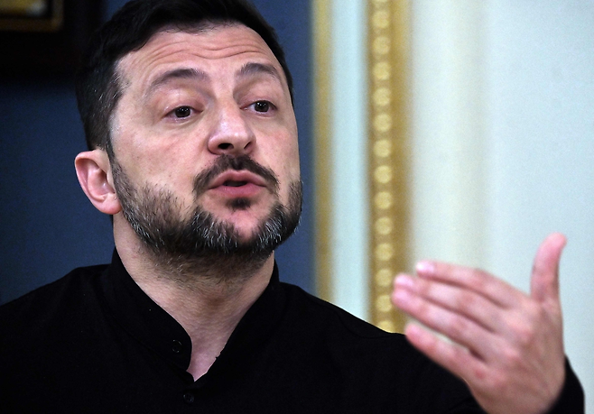 볼로디미르 젤렌스키 우크라이나 대통령이 19일(현지시간) 도널드 트럼프 미국 대통령과 전화 통화를 마친 후 언론 브리핑을 통해 연설하고 있다. [AFP]