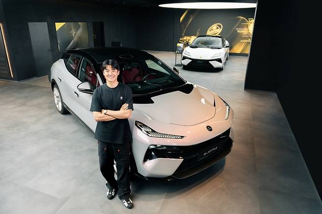 대한민국 축구 국가대표 수비수 설영우 선수가 하이퍼 전기 SUV ‘엘레트라’ 옆에서 포즈를 취하고 있다. [로터스자동차코리아 제공]