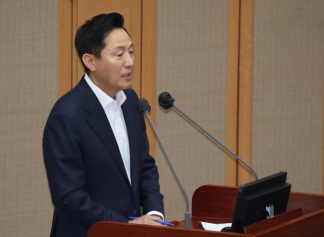 오세훈 서울시장이 11일 서울 중구 서울시의회에서 열린 제331회 정례회 시정질문에 참석, 토지거래허가제와 관련한 질문에 답하고 있다. [연합]