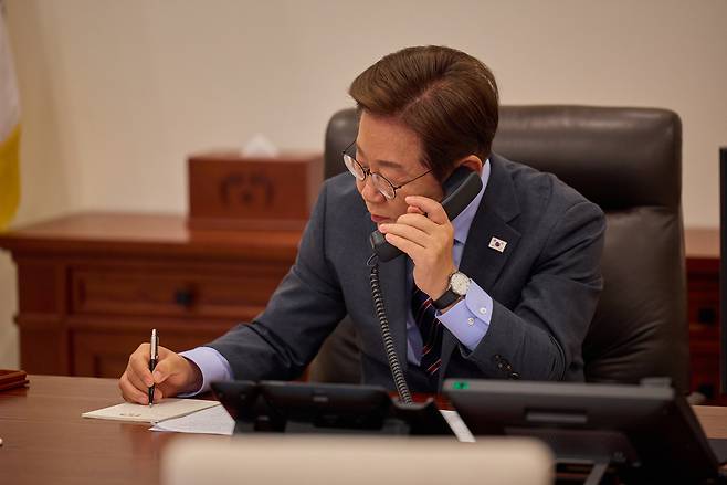 이재명 대통령이 12일 용산 대통령실에서 르엉 끄엉 베트남 국가주석과 전화 통화를 하고 있다. [대통령실 제공]