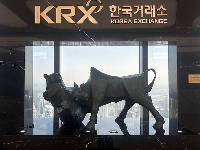 부산국제금융센터(BIFC) 내 한국거래소 본사에 설치된 소와 곰 조형물. [홍윤 기자]