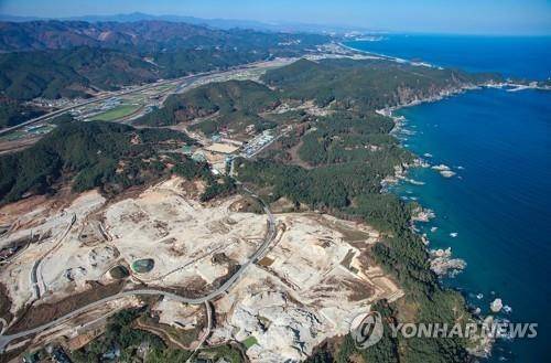 과거 원전 건설이 추진됐다가 취소된 경북 영덕 천지(위쪽) 1·2호기와 강원 삼척 대진 1·2호기 부지 천지 1·2호기와 대진 1·2호기 건설 예정 부지는 모두 전원개발사업예정구역으로까지 지정돼 사업자인 한수원이 일부 토지를 매입했던 곳이다. 그러나 문재인 정부 시절 탈원전 정책이 추진되면서 사업이 모두 백지화됐다. 올 하반기 신규 원전 건설이 예정대로 추진되면서 이들 부지가 유력 후보지로 부상하고 있다.  [연합]