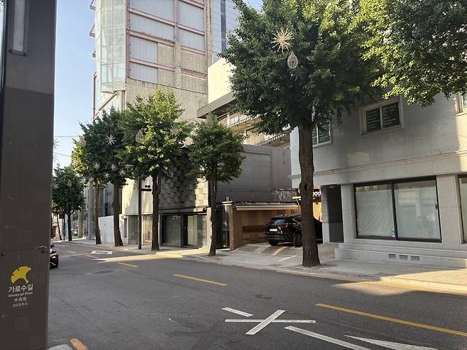 11일 오후 가로수길의 모습. 거리에 사람을 찾기 어렵다. [정주원 기자]