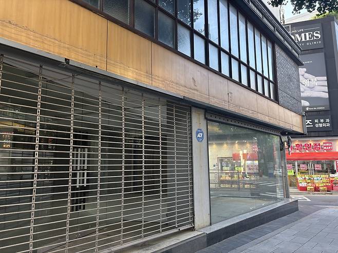 건물 1층이 통으로 공실인 모습. 작년에 이어 올해도 임차인을 찾지 못한 모습이다. [정주원 기자]