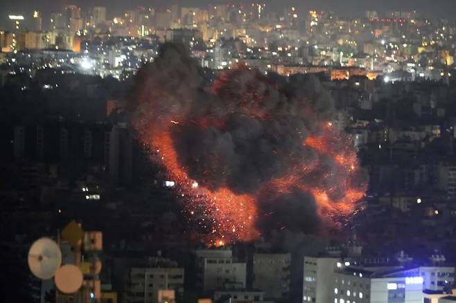 지난해 10월  이스라엘이 레바논 수도 베이루트의 남부 외곽 도시 다히야 지역을 폭격해 화염과 연기가 치솟고 있다. 이스라엘군은 전날에는 이란 수도 테헤란 등을 공습했다. 기사와 직접적인 관련 없음.  [AP]