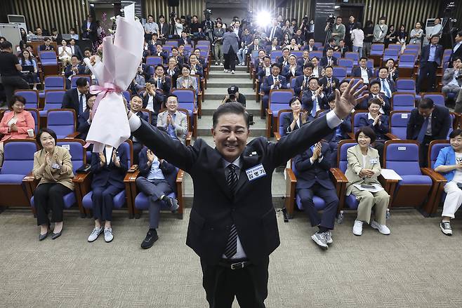 더불어민주당 원내대표로 당선된 김병기 의원이 13일 국회 의원총회 회의장에서 감사 인사를 하고 있다. 임세준 기자.
