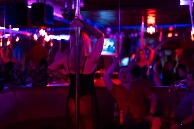 [뉴시스]2023년 우크라이나 하르키우의 스트립클럽 '플래시 댄서스'의 모습. (사진=비즈니스 인사이더) 2025.6.12 *재판매 및 DB 금지