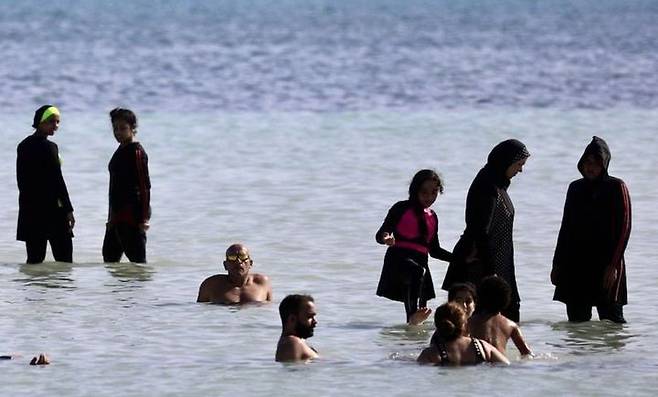 [서울=뉴시스] 앞으로 시리아에서는 관광객과 현지인을 불문하고 여성이라면 공공 해변과 수영장에서 노출이 없는 전신 수영복을 착용해야 한다. (사진=@LomanaGloria 엑스 캡처) 2025.06.12 *재판매 및 DB 금지