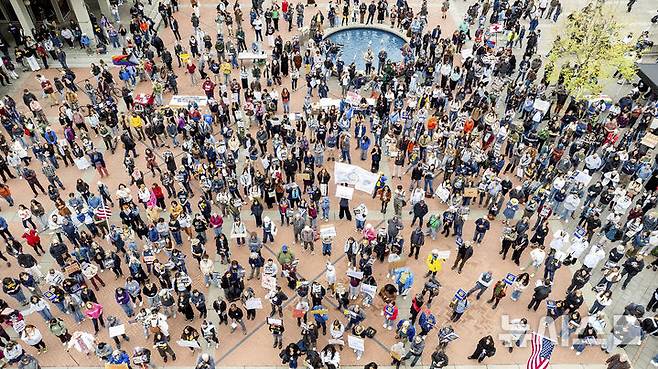 [버클리=AP/뉴시스]  미 캘리포니아주 버클리의 캘리포니아 대학교(UC) 버클리 캠퍼스에서 '고등교육 행동의 날'(Day of Action for Higher Education)의 일환으로 4월 17일 트럼프 행정부에 반대하는 시위가 열리고 있다. 2025.06.13.