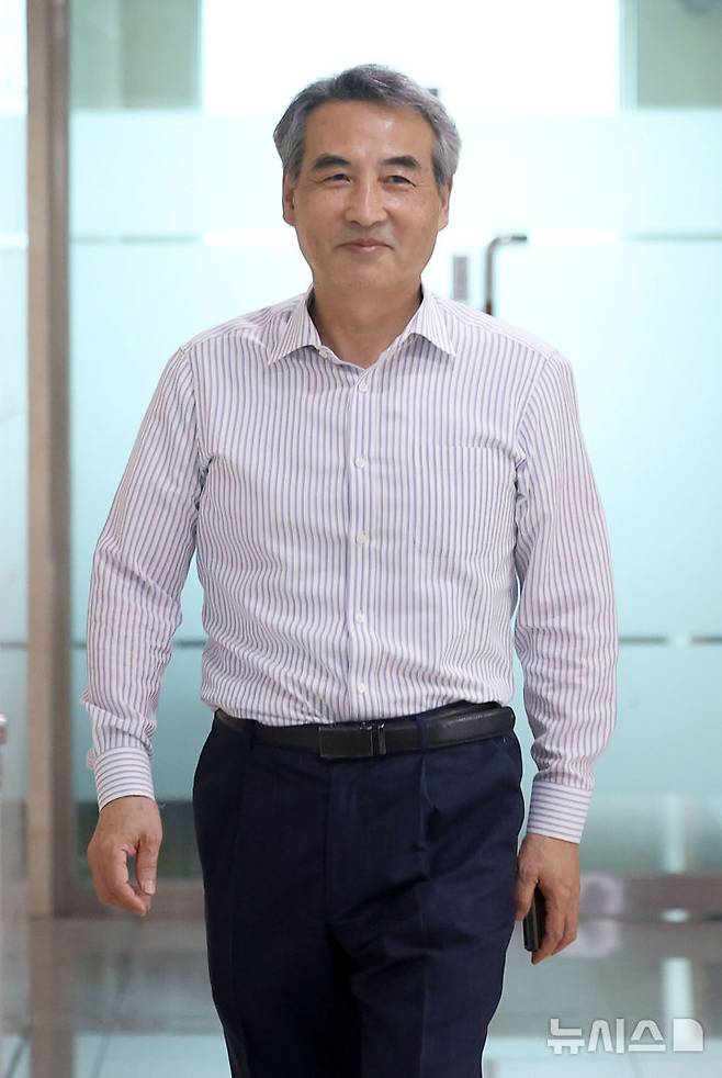 [서울=뉴시스] 김선웅 기자 = 김건희 특검 특별검사에 지명된 민중기 변호사(전 서울중앙지방법원장)이 13일 서울 서초구 소재 법무법인 사무실로 들어서고 있다. 2025.06.13. mangusta@newsis.com