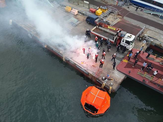 [인천=뉴시스] 지난 12일 한국해양교통안전공단(KOMSA) 인천운항관리센터가 인천지방해양수산청과 함께 인천항 연안여객선터미널에서 여객선 전기차 화재 대응 합동 훈련을 실시하고 있다. (사진=한국해양교통안전공단 제공) 2025.06.13. photo@newsis.com *재판매 및 DB 금지