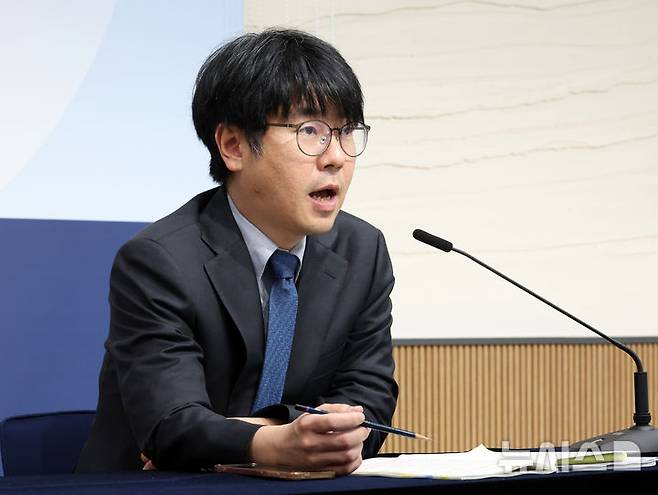 [세종=뉴시스] 강종민 기자 = 조성중 기획재정부 경제분석과장이 13일 세종시 정부세종청사에서 2025년 6월 최근 경제동향을 발표하고 있다.   조 과장은 최근 우리 경제가 소비·건설투자 등 내수 회복이 지연되고 취약부문 중심 고용애로가 지속되는 가운데, 미국 관세부과에 따른 대외여건 악화로 수출 둔화 등 경기 하방압력이 여전한 상황이라고 밝혔다. 2025.06.13. ppkjm@newsis.com