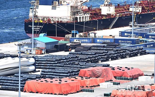 [평택=뉴시스] 김종택 기자 = 경기 평택시 포승읍 평택항 수출 야적장에 철강 제품이 쌓여있는 모습. 2025.06.04. jtk@newsis.com