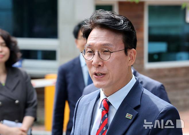 [서울=뉴시스] 배훈식 기자 = 김민석 국무총리 후보자가 13일 오전 서울 종로구 금융감독원 연수원에 마련된 인사청문회 준비사무실로 출근하며 취재진의 질문에 답하고 있다. 2025.06.13. dahora83@newsis.com