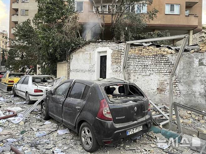 [테헤란=AP/뉴시스] 13일(현지 시간) 이스라엘의 공습을 받은 이란 테헤란에서 아파트 건물의 잔해가 주차된 차량 위로 떨어져 차량이 파손돼 있다. 이스라엘방위군(IDF)은 이날 새벽 이스라엘이 이란의 핵·군 시설에 대한 선제타격을 개시했다고 성명을 통해 밝혔다. 2025.06.13.