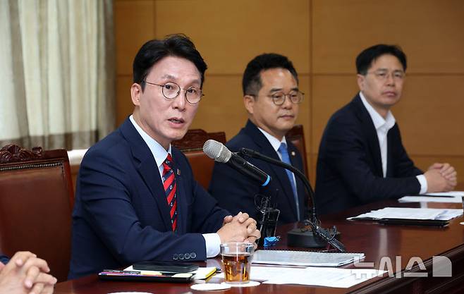 [서울=뉴시스] 배훈식 기자 = 김민석 국무총리 후보자가 13일 오전 서울 종로구 금융감독원 연수원에 마련된 인사청문회 준비사무실에서 열린 '밥상물가 안정을 위한 경청 간담회'에서 발언하고 있다. (공동취재) 2025.06.13. photo@newsis.com