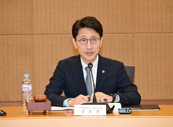 [세종=뉴시스] 기획재정부는 28일 김윤상 2차관 주재로 '2025년 제2차 보조금관리위원회'를 열고 '2025년 보조사업 연장평가 결과(안)'를 심의·의결했다고 밝혔다. (사진=기재부 제공) 2025.05.28. photo@newsis.com *재판매 및 DB 금지