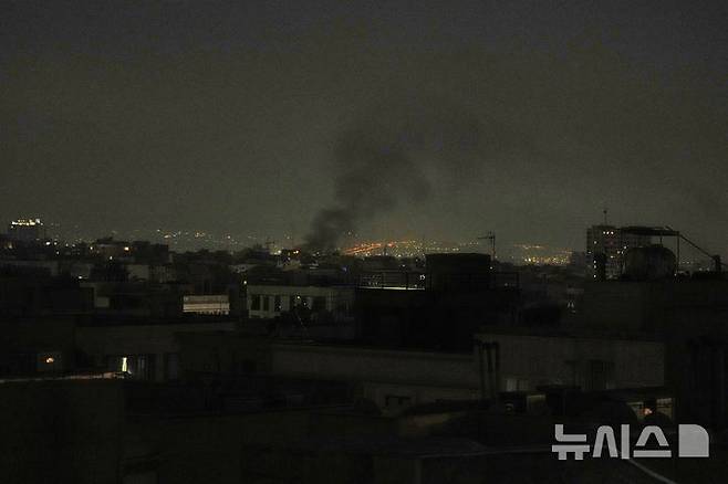 [테헤란=AP/뉴시스] 13일(현지 시간) 이란 테헤란에서 폭발이 발생한 직후 연기가 피어오르고 있다. 이스라엘방위군(IDF)은 성명을 통해 이스라엘이 이란의 핵·군 시설에 대한 선제타격을 개시했다고 밝혔다. 2025.06.13.