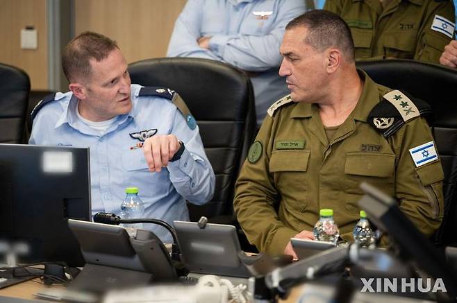 [텔아비브=신화/뉴시스] 에얄 자미르(오른쪽) 이스라엘군 참모총장이 13일(현지 시간) 공군 지휘 본부에서 대이란 공습 작전을 지휘하고 있다. 이스라엘 국방부는 이날 성명을 통해 자국 전투기들이 이란 내 여러 지역의 핵시설을 포함해 수십 개의 군사 목표물을 타격하는 1단계 공습을 완료했다고 밝혔다. 베냐민 네타냐후 총리는 “현재 진행 중인 '라이징 라이언' 작전의 목표는 이란의 핵 인프라, 탄도미사일 공장, 군사 역량을 타격하는 것”이라며 “이는 필요한 만큼 계속될 것”이라고 밝혔다. 2025.06.13.