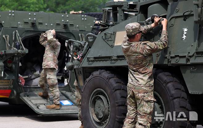 [동두천=뉴시스] 김명년 기자 = 13일 오전 경기 동두천시 캠프케이시에서 새로운 부대와 교대해 본국으로 귀환하는 주한미군 제2보병사단 제1스트라이커여단 장병들이 스트라이커 장갑차를 수송 전 최종점검하고 있다. 2025.06.13. kmn@newsis.com