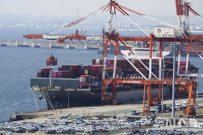 [가와사키=AP/뉴시스] 일본 가와사키항 컨테이너 터미널에 정박한 전용선에서 화물을 하역하고 있다. 자료사진. 2025.06.13