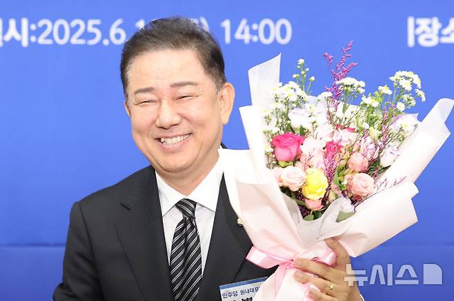 [서울=뉴시스] 권창회 기자 = 민주당 차기 원내대표로 선출된 김병기 후보가 13일 서울 여의도 국회에서 열린 제2기 원내대표 선출 의원총회에서 당선 된 뒤 기뻐하고 있다. 2025.06.13. kch0523@newsis.com