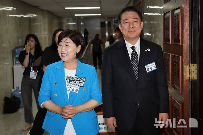 [서울=뉴시스] 권창회 기자 = 서영교 더불어민주당 원내대표 후보와 김병기 원내대표 후보가 13일 서울 여의도 국회에서 열린 제2기 원내대표 선출 의원총회 시작에 앞서 대기하고 있다. 2025.06.13. kch0523@newsis.com