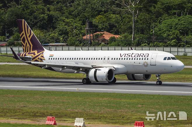 [푸켓(태국)=AP/뉴시스]태국 휴양지 푸켓을 떠나 인도 뉴델리로 가려던 에어 인디아 AI-379편 여객기가 13일 이륙 직후 폭탄이 설치됐다는 위협에 따라 푸켓 공항에 비상 착륙을 요청, 착륙하고 있다. 2025.06.13.