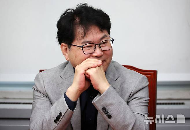 [서울=뉴시스] 조성우 기자 = 이한주 더불어민주당 민주연구원장이 5일 오전 서울 여의도 국회에서 열린 최고위원회의에서 최고위원 발언을 듣고 있다. 2025.06.05. xconfind@newsis.com