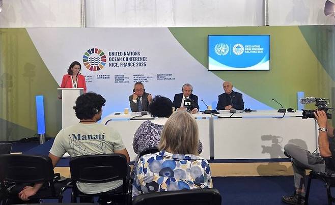 [니스=뉴시스] 이혜원 기자 = (왼쪽부터) 리준화 유엔 사무차장, 아르놀도 안드레 티노코 코스타리카 외무장관, 올리비에 푸아브르 다르보르 프랑스 극지해양특사가 13일(현지 시간) 프랑스 니스에서 제3차 유엔 해양총회 폐막 기자회견 하고 있다. 리 사무차장은 한국과 칠레가 차기 총회 개최로 모멘텀을 이어가길 바란다고 지지했다. 2025.06.13. hey1@newsis.com *재판매 및 DB 금지