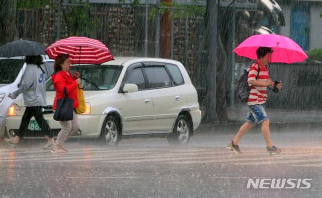 [광주=뉴시스] 광주 서구 치평동 장마철 출근 모습. (사진=뉴시스 DB) photo@newsis.com