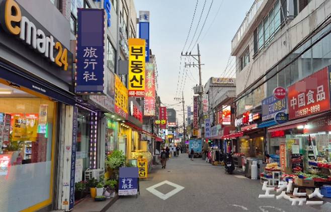 지난 10일 찾은 서울 광진구 건국대학교 인근 양꼬치거리에 중국어 간판이 걸린 가게들이 늘어서 있다. 송선교 기자