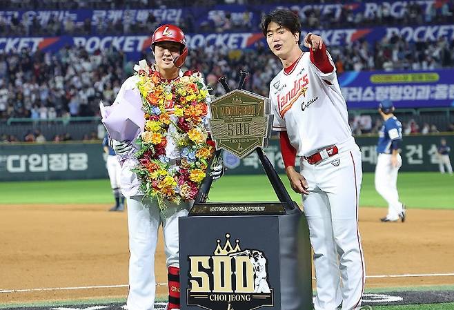 지난달 13일 KBO 리그 최초 통산 500홈런을 달성한 SSG 최정(왼쪽)이 김광현과 함께 기념 조형물 앞에서 기념 촬영한 모습. 연합뉴스