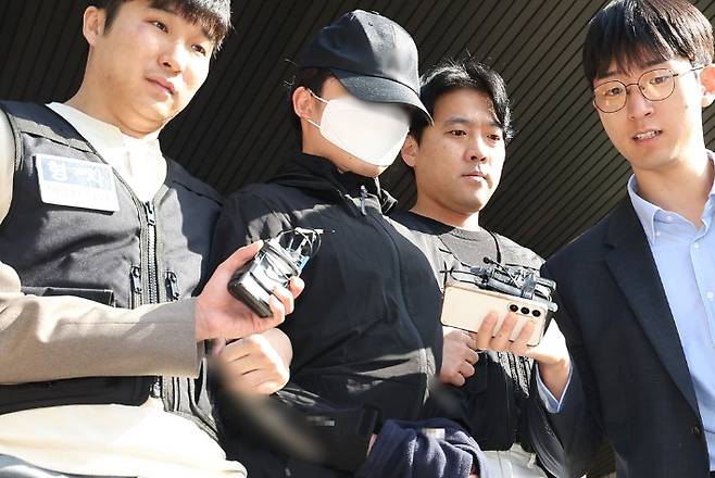 여자친구를 흉기로 찔러 살해한 혐의(살인)를 받는 20대 의대생 최모 씨가 지난달 14일 오전 서울 서초구 서초경찰서에서 검찰 송치를 위해 이동하고 있다. 연합뉴스