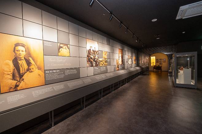 1층은 로제타 셔우드 홀을 조명하고 2층은 셔우드 홀의 의료선교활동, 3층은 크리스마스실 기념전시관, 4층은 루프탑 전망대로 화진포 호수와 해변의 절경을 한눈에 감상할 수 있다. 고성군 제공