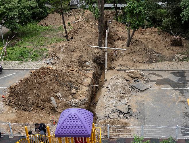 13일 오후 서울 강남구 대치동 은마아파트 하수관 교체 공사 현장에서 매몰 사고가 발생해 작업자 2명이 병원에 이송됐다. 소방 당국에 따르면 이들 중 60대 남성 작업자는 심정지 상태로 병원에 옮겨져 치료받고 있다. 연합뉴스