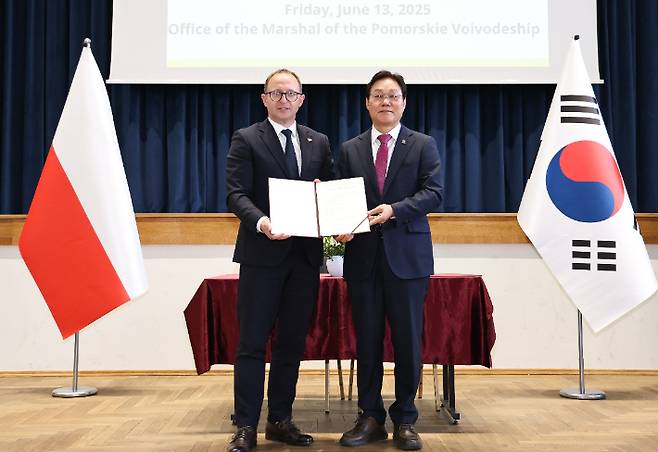 경남대표단이 폴란드 포모르스키에주를 공식 방문해 교류·협력 강화를 위한 협의서를 체결했다. 경남도청 제공