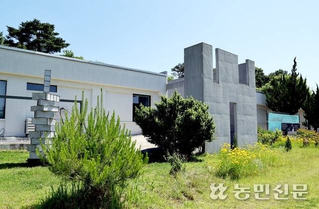 수지미술관 외관. 낡은 폐교가 훌륭한 디자인으로 다시 태어났다.