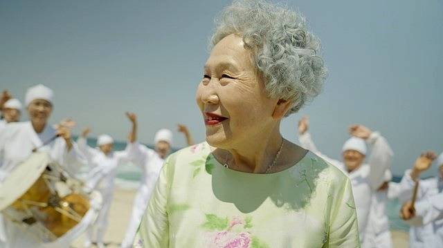 연극배우 박정자씨가 강원 강릉 순포해변에서 열린 축제 같은 ‘생전 장례식’에서 환한 미소를 짓고 있다. 쥬네스