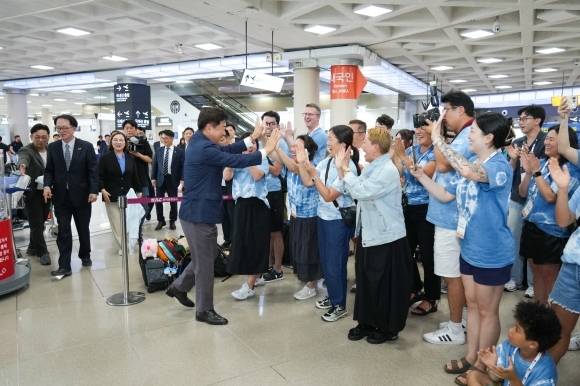 오영훈 제주도지사가 11일 제주공항에서 입양인들을 배웅하고 있다. 제주관광공사