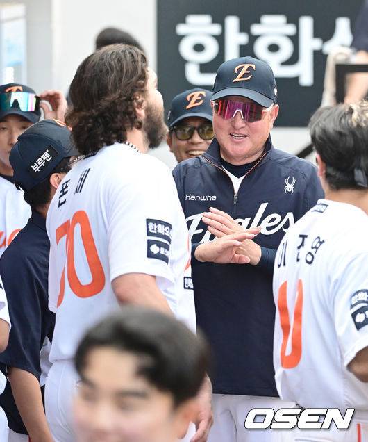 [OSEN=대전, 김성락 기자] 6회초 종료 후 한화 폰세, 김경문 감독이 더그아웃에서 이야기를 나누고 있다. 2025.06.03 / ksl0919@osen.co.kr