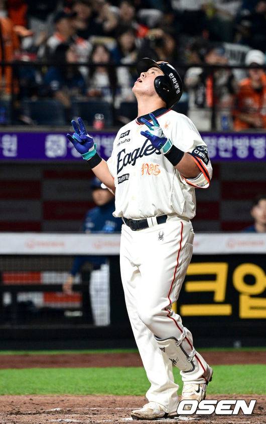 [OSEN=대전, 최규한 기자] 한화 노시환이 달아나는 좌월 솔로포를 날리고 홈을 밟으며 기뻐하고 있다. 2025.04.18 / dreamer@osen.co.kr